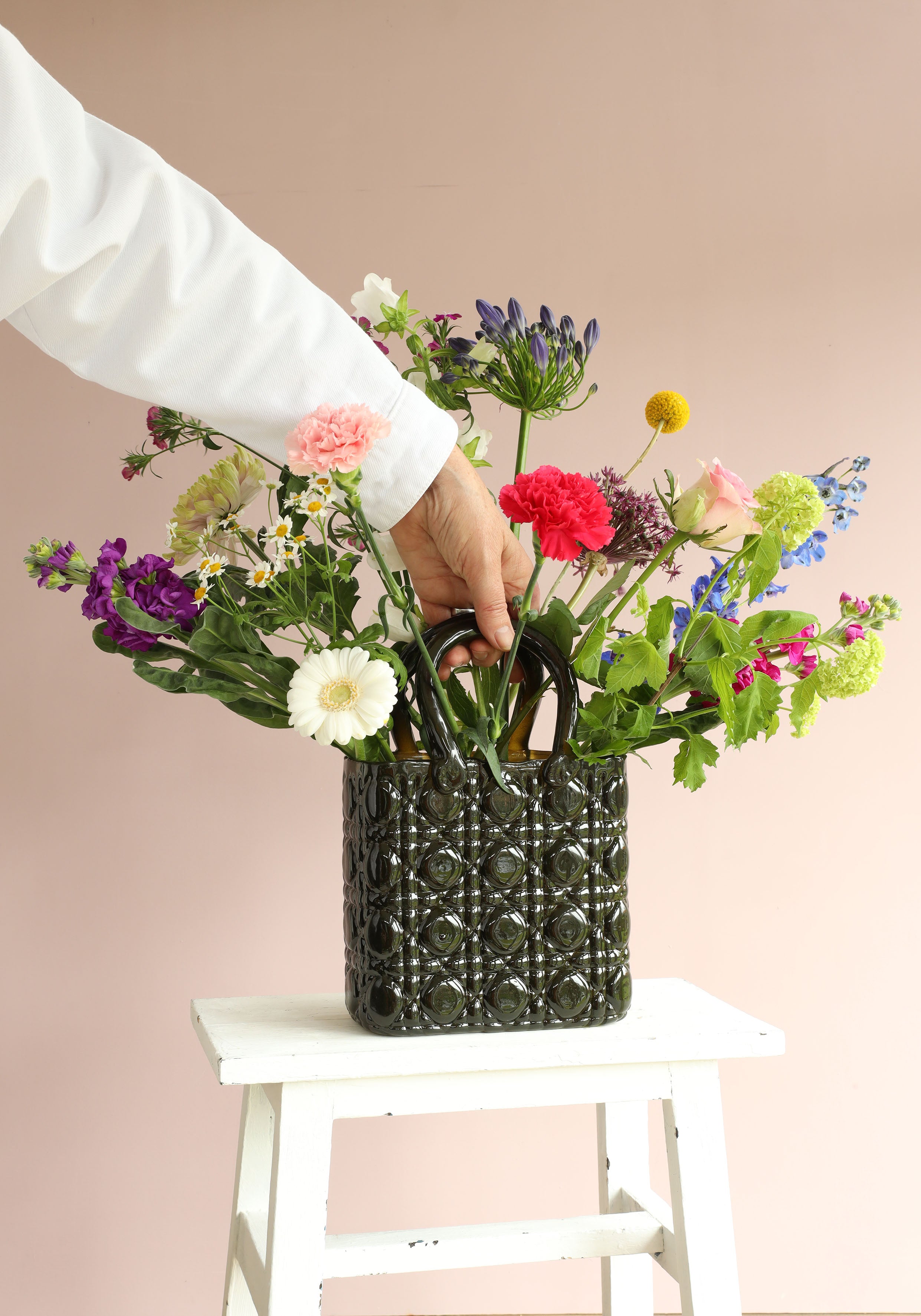 Vaso a forma di borsa Elysee manico in vetro L.14 x P.9,5 x H.22 cm verde scuro (1 pz) [IFS-37235]