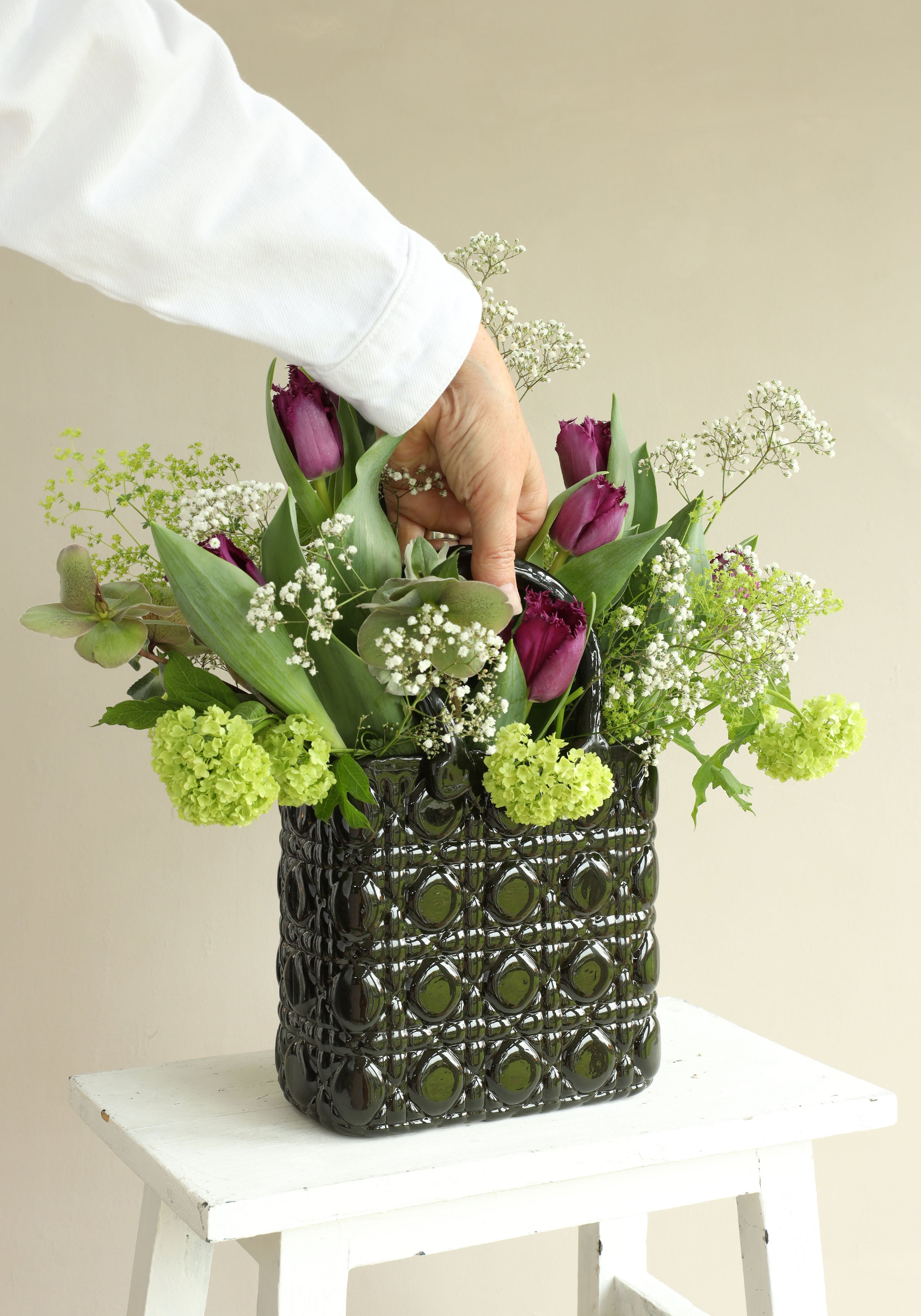 Vaso a forma di borsa Elysee manico in vetro L.14 x P.9,5 x H.22 cm verde scuro (1 pz) [IFS-37235]